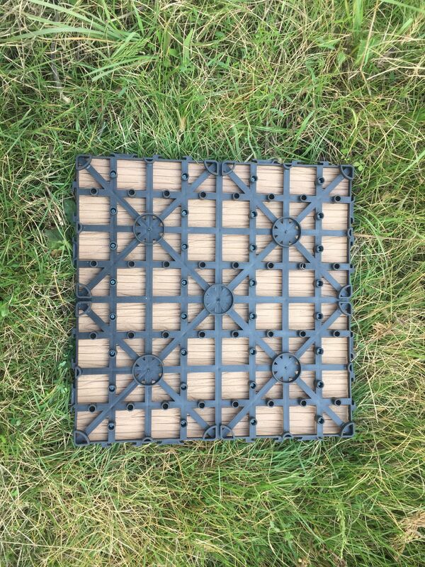 DIY WPC ডেক টাইলস 30*30CM প্রাকৃতিক কাঠের শস্য বাড়ির বহিঃপ্রাঙ্গণের জন্য ফ্লোরিং